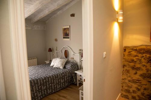 Dormitorio pequeño con cama y mesa en Apartamentos El Patio, en Lerones