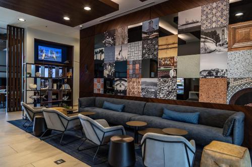 een lobby met een bank, stoelen en tafels bij Holiday Inn Express & Suites - Ensenada Centro, an IHG Hotel in Ensenada