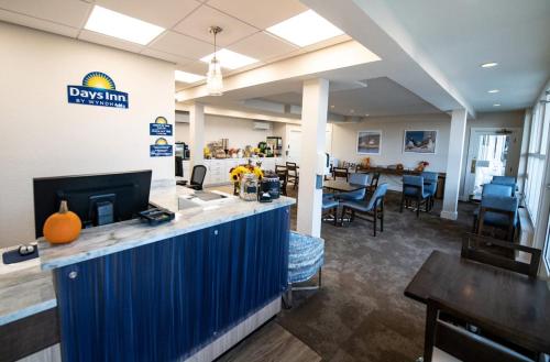 Ein Sitzbereich in der Unterkunft Days Inn by Wyndham Bar Harbor