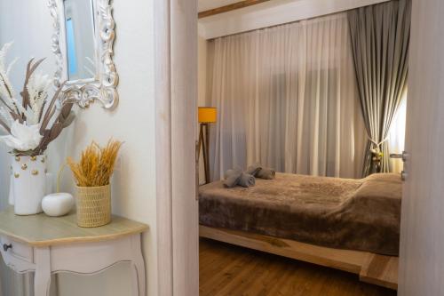 een slaapkamer met een bed en een tafel met een raam bij Casa Nostra in Aridaía