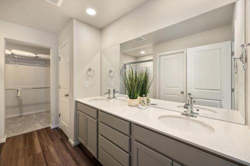 A bathroom at Modern Farmhouse Townhome - Great Central Location