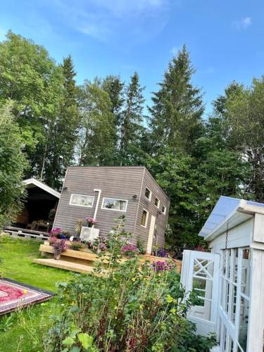 a small house in a yard with a garden at 15 min från Ullared! Ny stuga med hög standard! in Älvsered