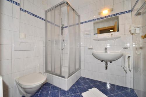 ザンクト・アントン・アム・アールベルクにあるHotel Garni Bergweltのバスルーム(トイレ、洗面台、シャワー付)