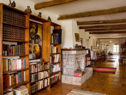 una biblioteca con estanterías llenas de libros en Tambo Sapalanchan, en Lamud