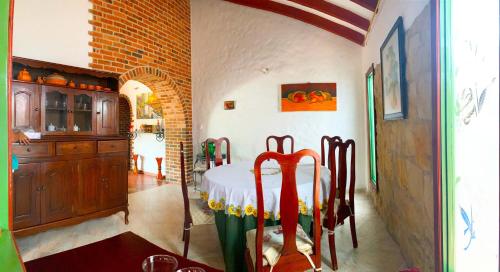 ein Esszimmer mit einem Tisch und ein Zimmer mit in der Unterkunft CASA GEMMA in Guaduas