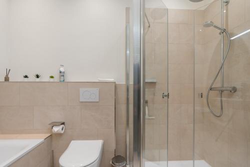 a bathroom with a shower stall and a toilet at HOMEY Apartments - Riverside - mit Weserblick und Parkplatz in Bremen