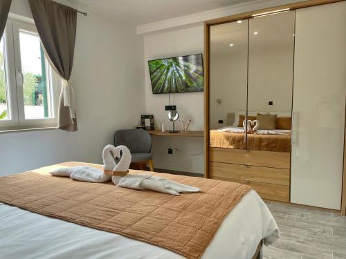 Un pat sau paturi într-o cameră la Villa LONGO