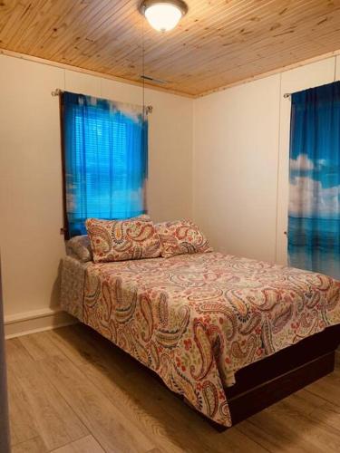 Postel nebo postele na pokoji v ubytování Lakefront Cottage w/ Private Beach- Niagara