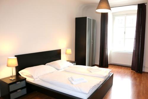 Ένα ή περισσότερα κρεβάτια σε δωμάτιο στο Betlem Prague Apartments