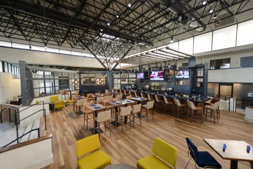 Restoran atau tempat lain untuk makan di Crowne Plaza Jacksonville Airport I-95N by IHG