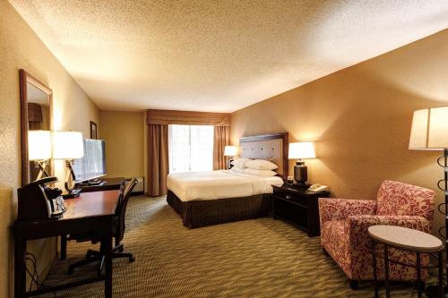 Katil atau katil-katil dalam bilik di Crowne Plaza Jacksonville Airport I-95N by IHG