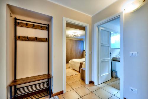 Zimmer mit einem Schlafzimmer mit einem Bett und einem Spiegel in der Unterkunft DIMORA SAN LORENZO in Maggio