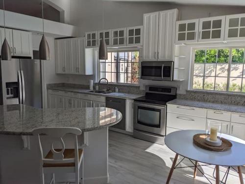Dapur atau dapur kecil di Heated Pool - Spacious, Cheerful Home 5br/3bath