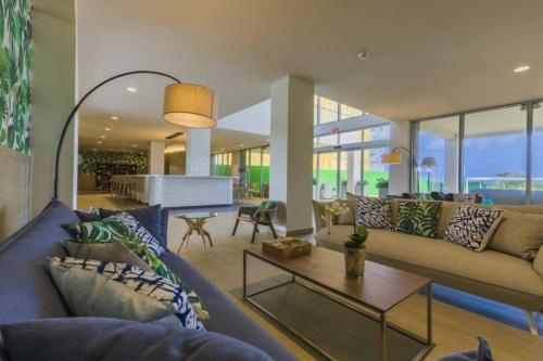 Breath Taking Beach Front Views Condo Eagle Beachにあるシーティングエリア
