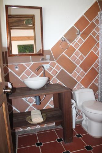 Ένα μπάνιο στο Hotel, Bungalows, Chalet y Cabañas Aventura Park Villa De Leyva La Periquera
