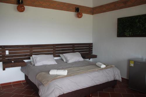 Ένα ή περισσότερα κρεβάτια σε δωμάτιο στο Hotel, Bungalows, Chalet y Cabañas Aventura Park Villa De Leyva La Periquera