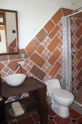 Ένα μπάνιο στο Hotel, Bungalows, Chalet y Cabañas Aventura Park Villa De Leyva La Periquera