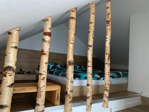 een slaapkamer met een bed gemaakt van koffers bij APARTMAJI ŠTALCA in Cerklje na Gorenjskem