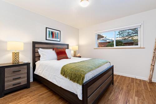 un dormitorio con una cama y una ventana en Centrally Located Townhome Near PVH - Dog Friendly, en Fort Collins