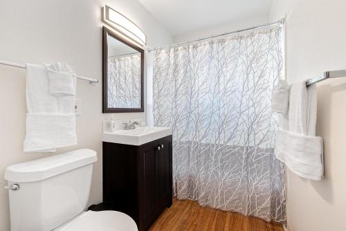Un baño con lavabo y cortina de ducha. en Centrally Located Townhome Near PVH - Dog Friendly, en Fort Collins