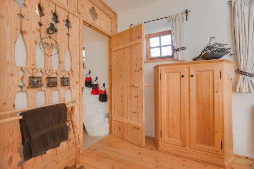 a bathroom with a wooden door and a toilet at Appartement Graf in Lech am Arlberg