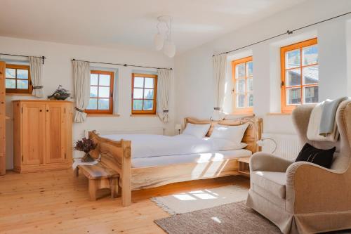 1 dormitorio con 1 cama grande y 1 silla en Appartement Graf en Lech am Arlberg