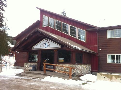Fernie Slopeside Lodge v zimě
