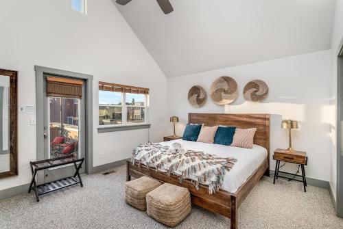 een slaapkamer met een groot bed en een raam bij Old Town North Jewel! Near Breweries and River! in Fort Collins