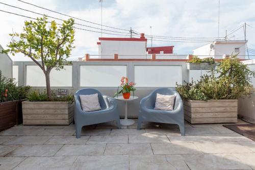 un patio con 2 sillas y una mesa en el techo en PENTHOUSE on the BEACH, en Valencia