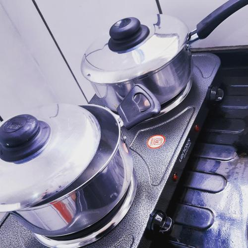 two pots and pans sitting on top of a stove at LoftStudio16 Próximo a Fiat a Br381 e Via expressa in Betim
