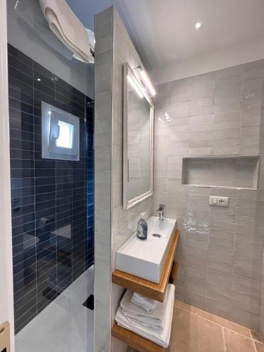 a bathroom with a sink and a shower at Suite Ventidue - Fronte Mare in Lerici