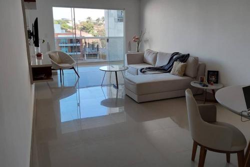 a living room with a couch and chairs and a table at Hermoso conjunto residencial con piscina in Asunción