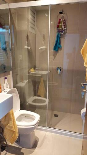 a bathroom with a shower and a toilet at Hermoso conjunto residencial con piscina in Asunción