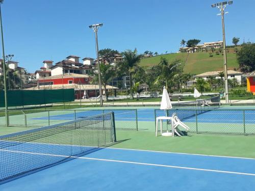 un campo da tennis con due campi da tennis di Apartamento a 50m da areia - Praia da Tabatinga a Caraguatatuba