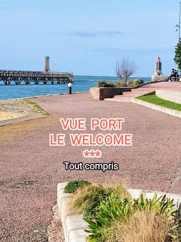a sign that says we port le welcome on a beach at LE WELCOME vue port appartement plain pied in Fécamp