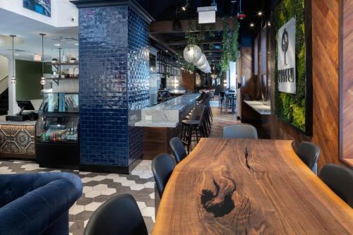 comedor con mesa de madera y sillas en Hotel Saint Clair - Magnificent Mile, en Chicago