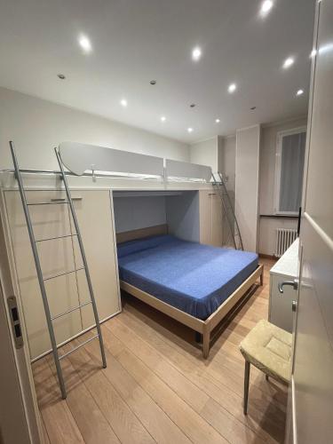 ein Schlafzimmer mit einem Etagenbett mit einer blauen Matratze in der Unterkunft Le fontane in Chiavari
