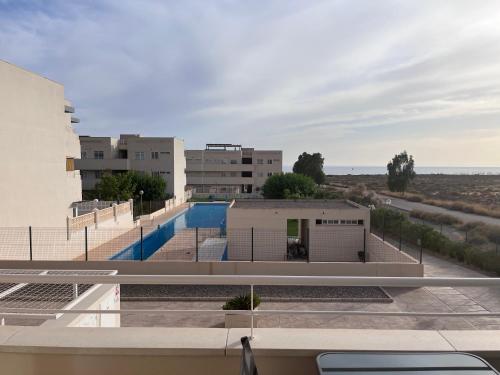 Aussicht vom Dach eines Gebäudes mit Pool in der Unterkunft Toyo Golf in Almería