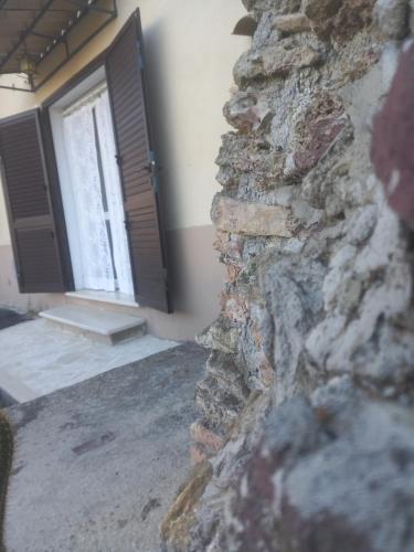 Habitación con ventana y pared de piedra. en Mini appartamento vicino Roma, en Fiano Romano