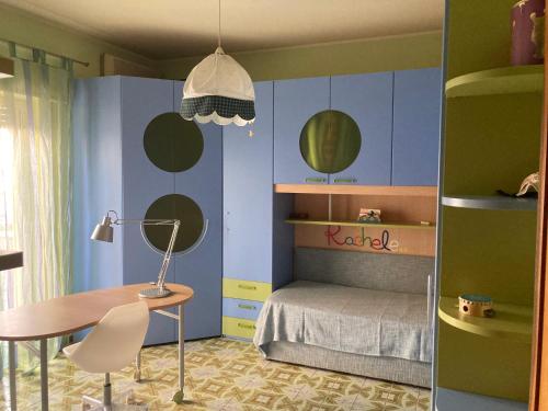 - une chambre avec un lit, un bureau et une table dans l'établissement Casa Vincenza, à Palerme