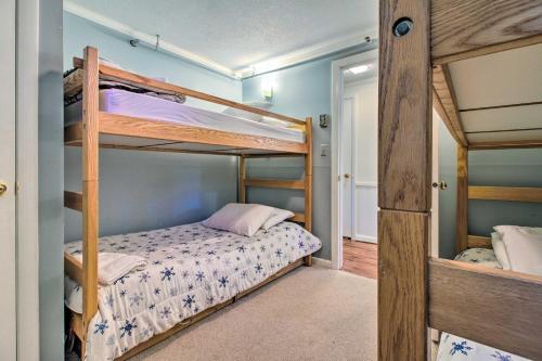 Двуетажно легло или двуетажни легла в стая в Ski-InandSki-Out Peru Condo at Bromley Mountain