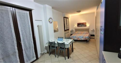 Habitación pequeña con mesa y cama en Sweet Home en Chiaravalle