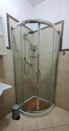 um chuveiro com uma porta de vidro na casa de banho em Sweet Home em Chiaravalle