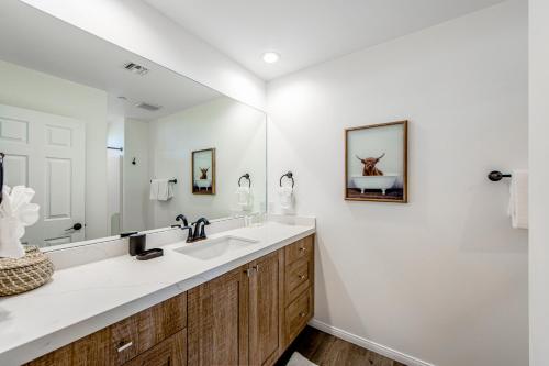 een badkamer met 2 wastafels en een grote spiegel bij Yucca Dream in Yucca Valley