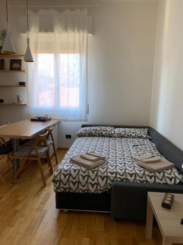 Schlafzimmer mit einem Bett, einem Schreibtisch und einem Tisch in der Unterkunft Casa di Vanessa in Bologna