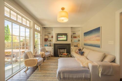 Posezení v ubytování The Walton House - historic 3bd 2 5ba with parking