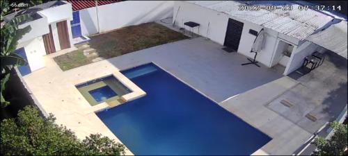an overhead view of a swimming pool in front of a house at Casa Quinta el Refugio in Flandes
