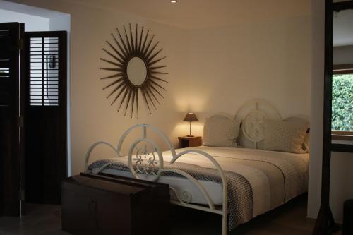Een bed of bedden in een kamer bij The Suite Escape Suite Wood