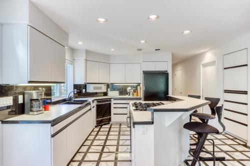 Dapur atau dapur kecil di Black Butte Contemporary
