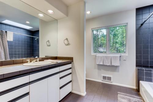 Bilik mandi di Black Butte Contemporary